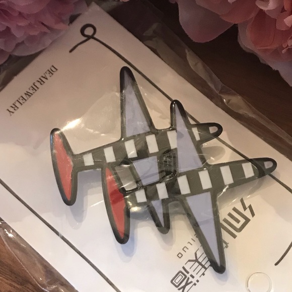 Single Engine Airplanes in Formation Brooch Lapel Pin - Picture 2 of 4